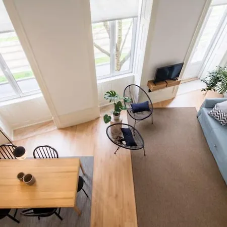 Apartamento Com Grandes Janelas, Perto Da Ponte D. Luis V